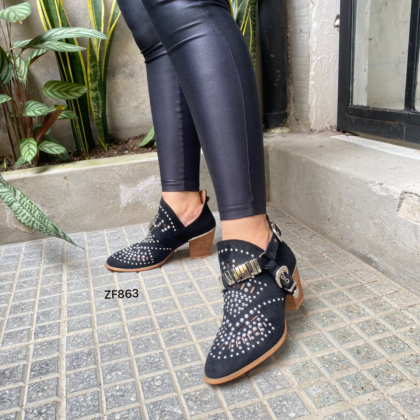 Botin negro apliques plateados correas tacon 7cm YZ19-192 C-64